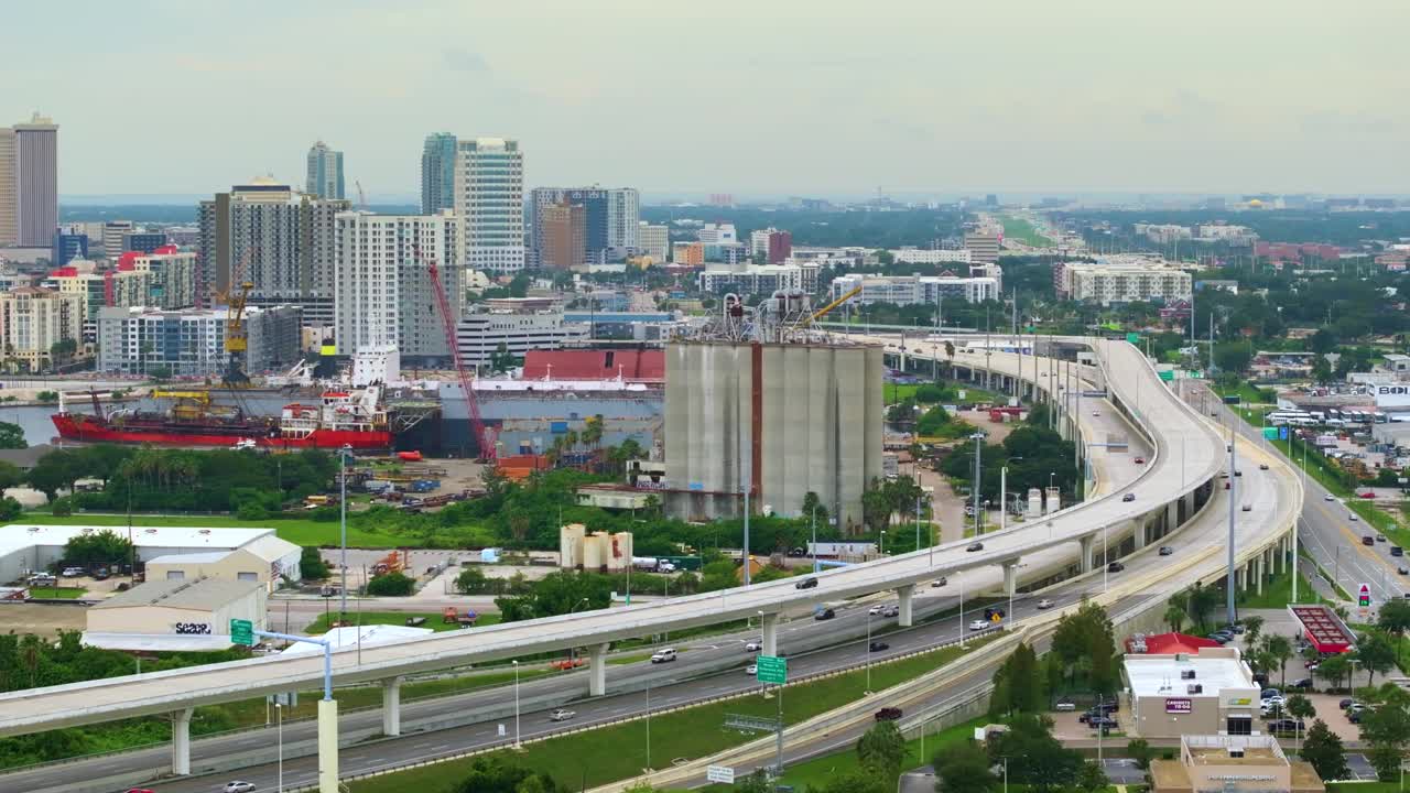 美国的交通基础设施。美国高架公路鸟瞰图与快速驾驶的汽车，佛罗里达州坦帕市视频下载