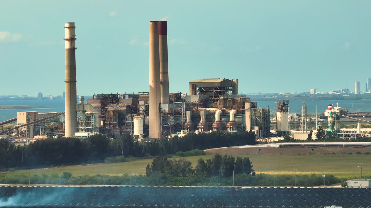 火力发电厂燃烧煤炭化石燃料生产电能。大本德电站位于佛罗里达州坦帕市附近的阿波罗海滩视频下载
