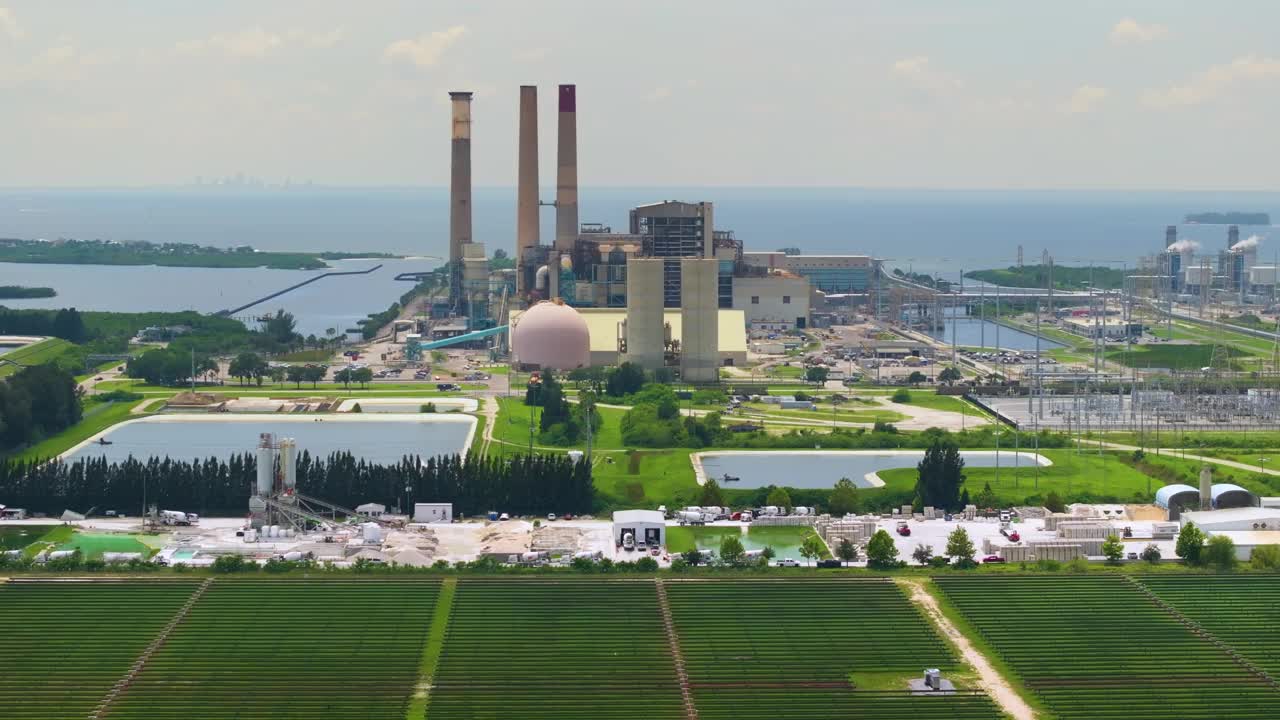 电能生产从化石燃料向可持续燃料过渡。位于佛罗里达州坦帕市阿波罗海滩的大本德发电站的太阳能光伏板视频下载