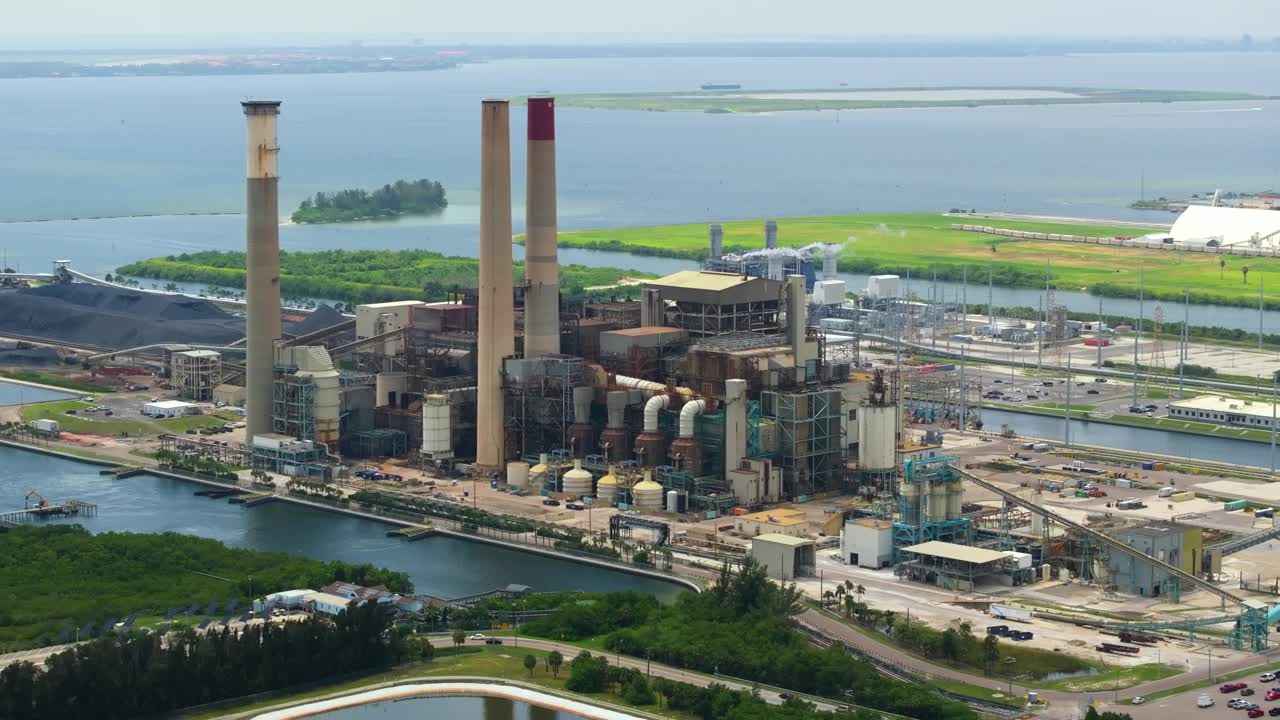 火力发电厂燃烧煤炭化石燃料生产电能。大本德电站位于佛罗里达州坦帕市附近的阿波罗海滩视频下载