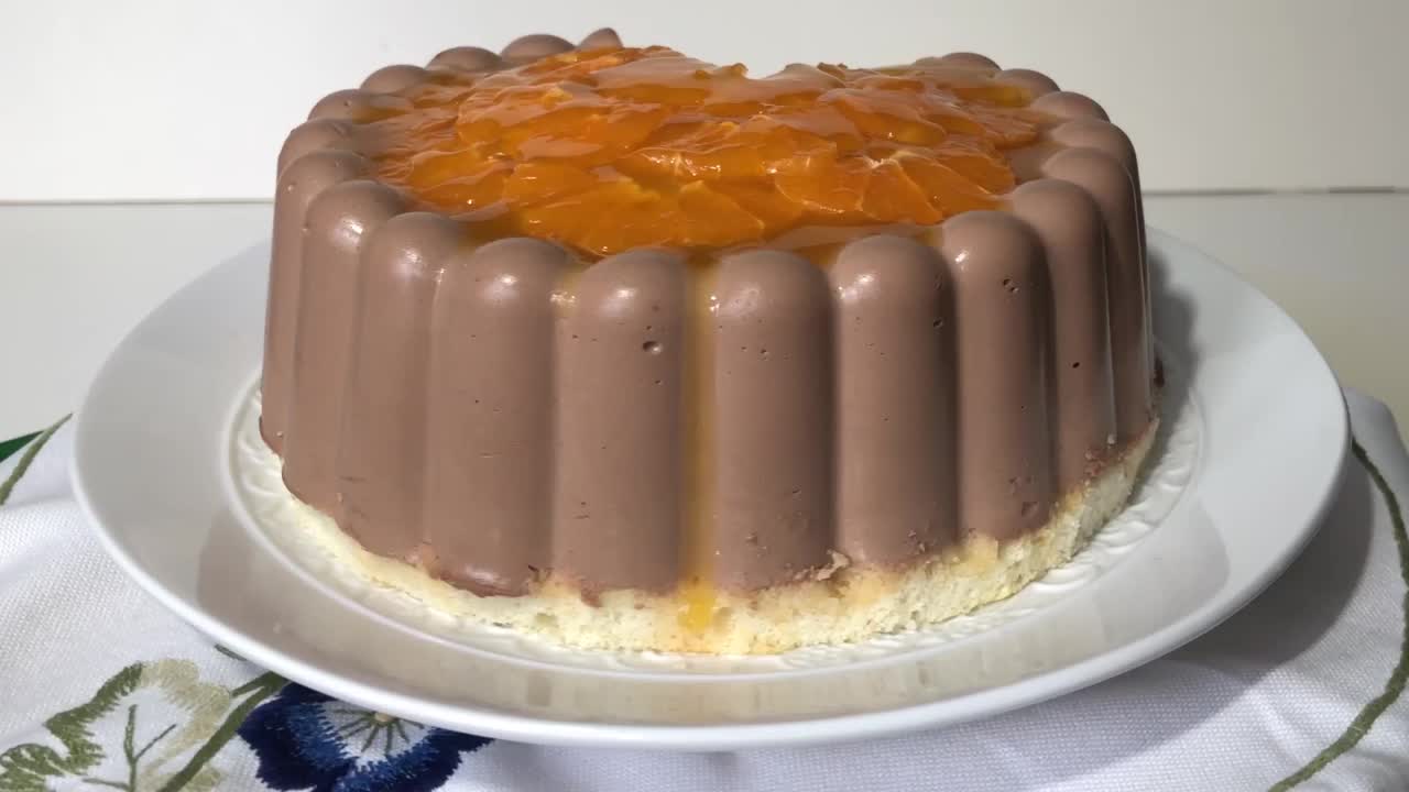 圆形巧克力舒芙蕾蛋糕放在浅盘上视频下载