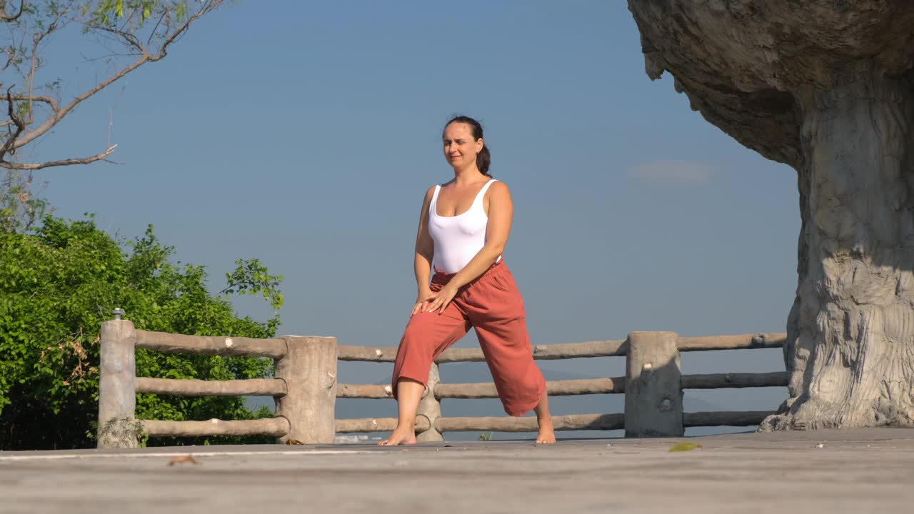 一名妇女在户外晨练瑜伽视频下载