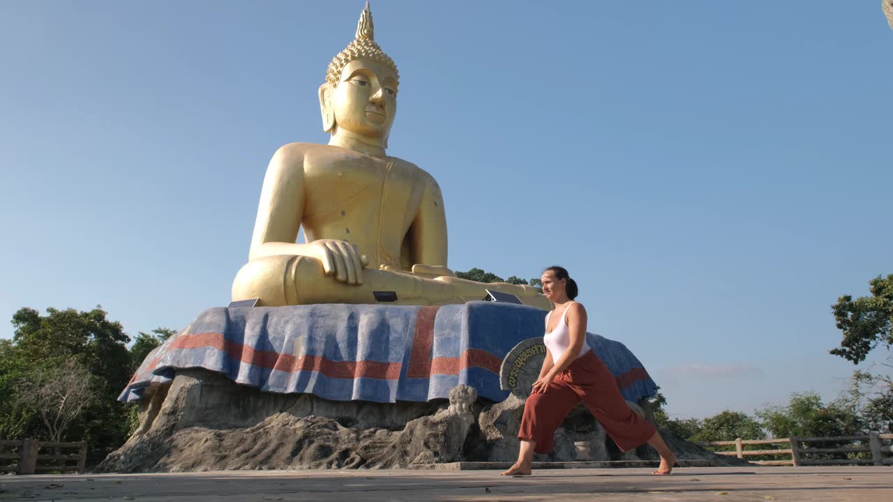 一名女子在佛像前练习瑜伽视频下载