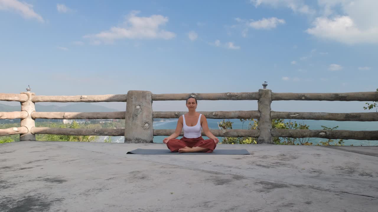 瑜伽课程与海景的年轻女子视频下载
