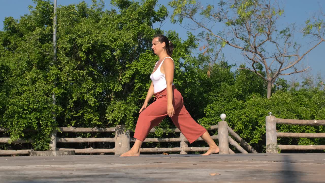年轻女性在大自然中做瑜伽体式视频下载