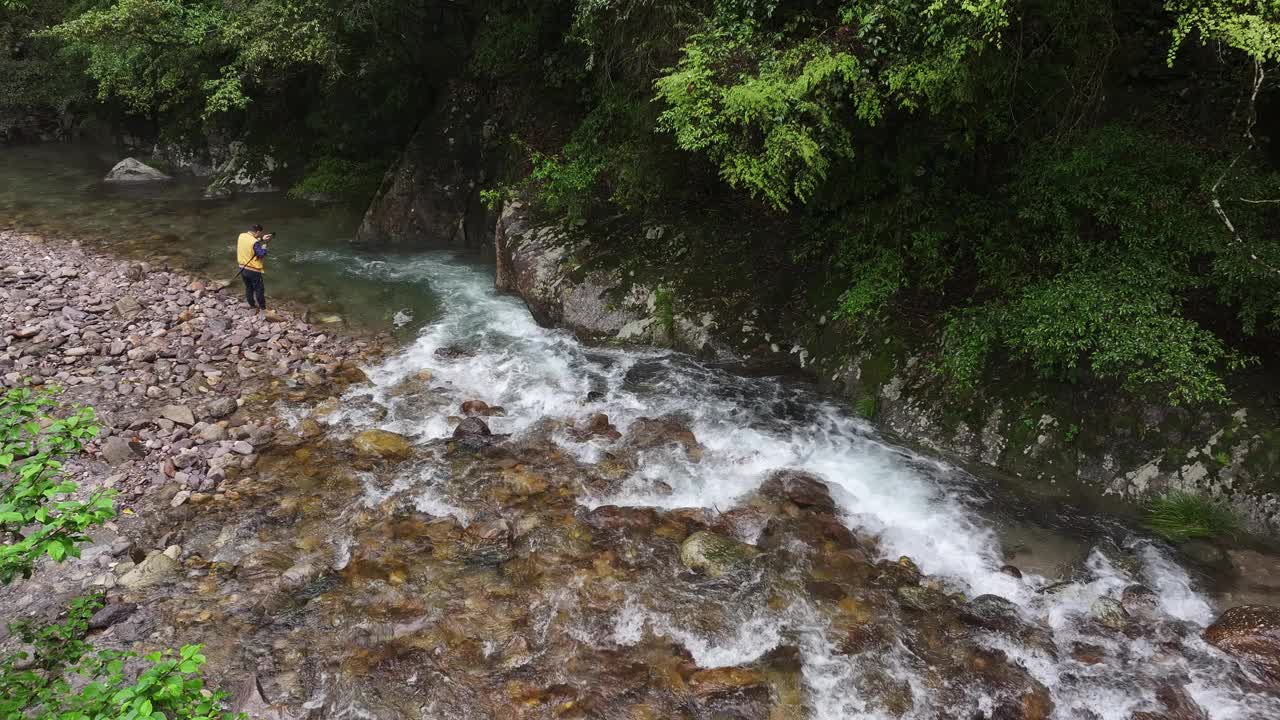 溪水从山上流下视频下载