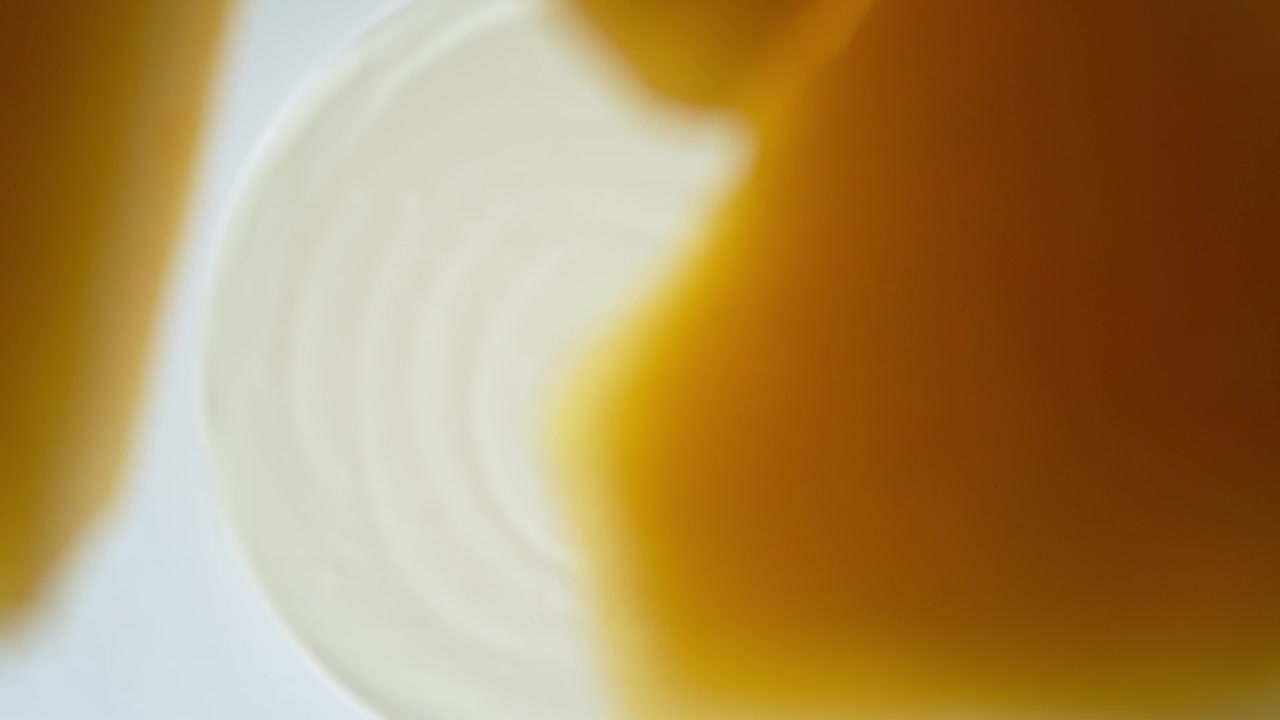 菠萝片落入酸奶奶油的超级慢镜头视频下载