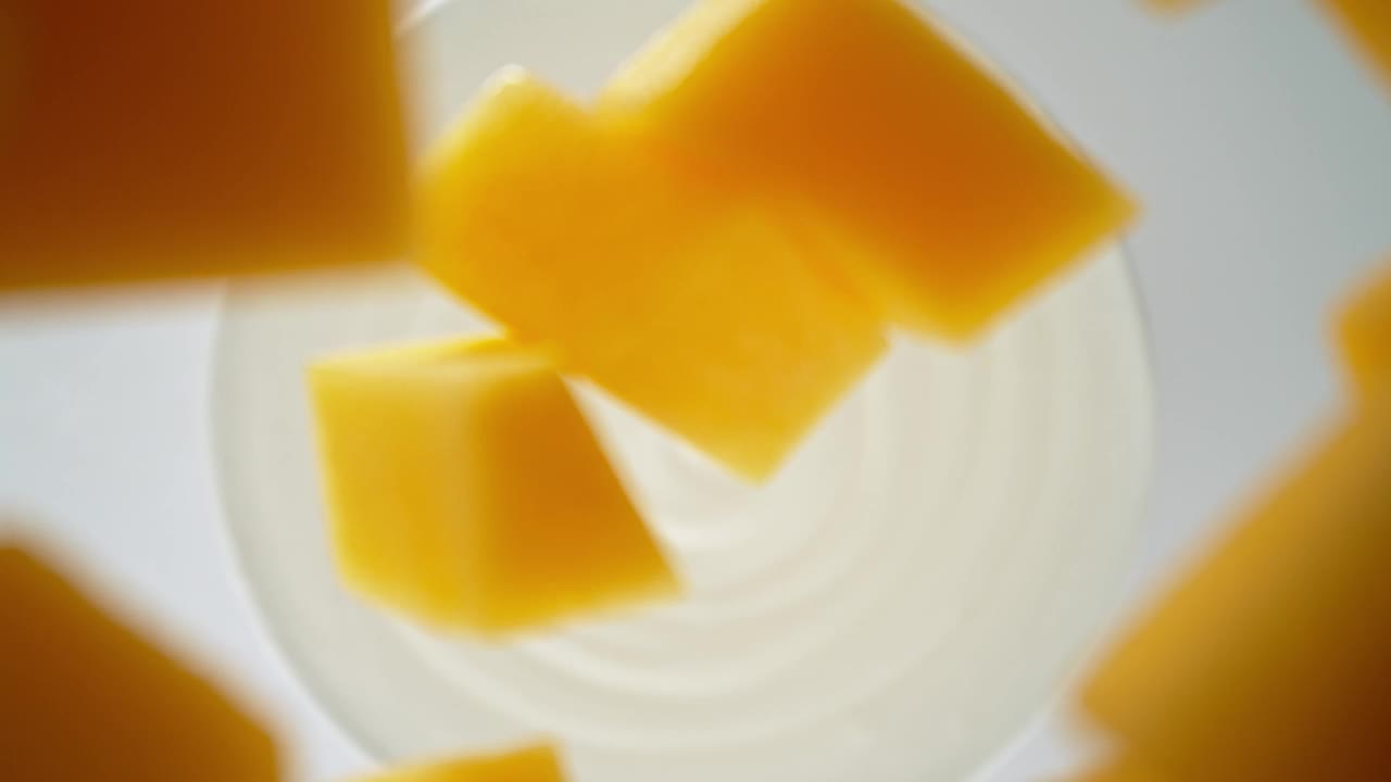 芒果片落入酸奶奶油的超级慢镜头视频下载