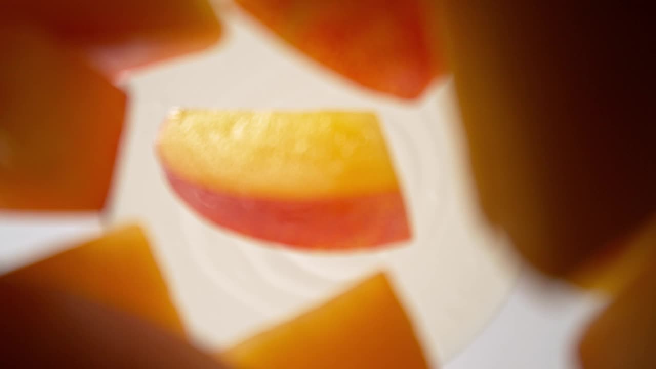 油桃片落入酸奶奶油的超级慢镜头视频下载