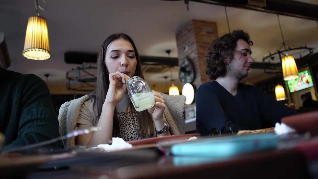 在餐厅吃饭的女人，和她的男朋友还有朋友视频下载