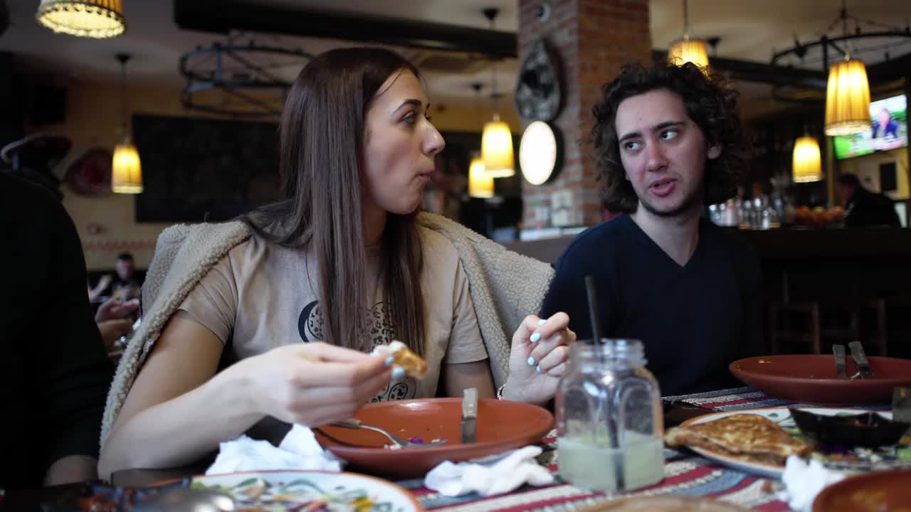 在餐厅吃饭的女人，和她的男朋友还有朋友视频下载