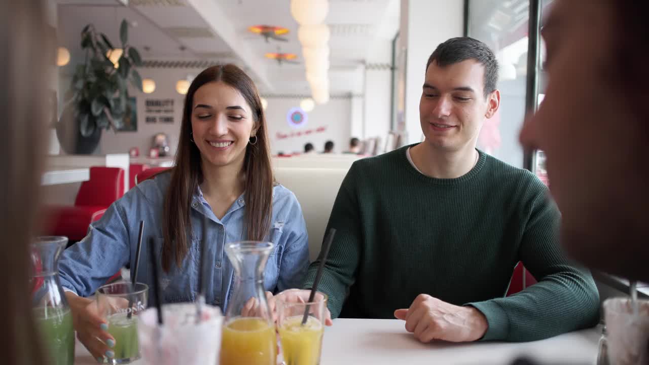 四人约会的年轻白种人在复古快餐店喝酒视频下载