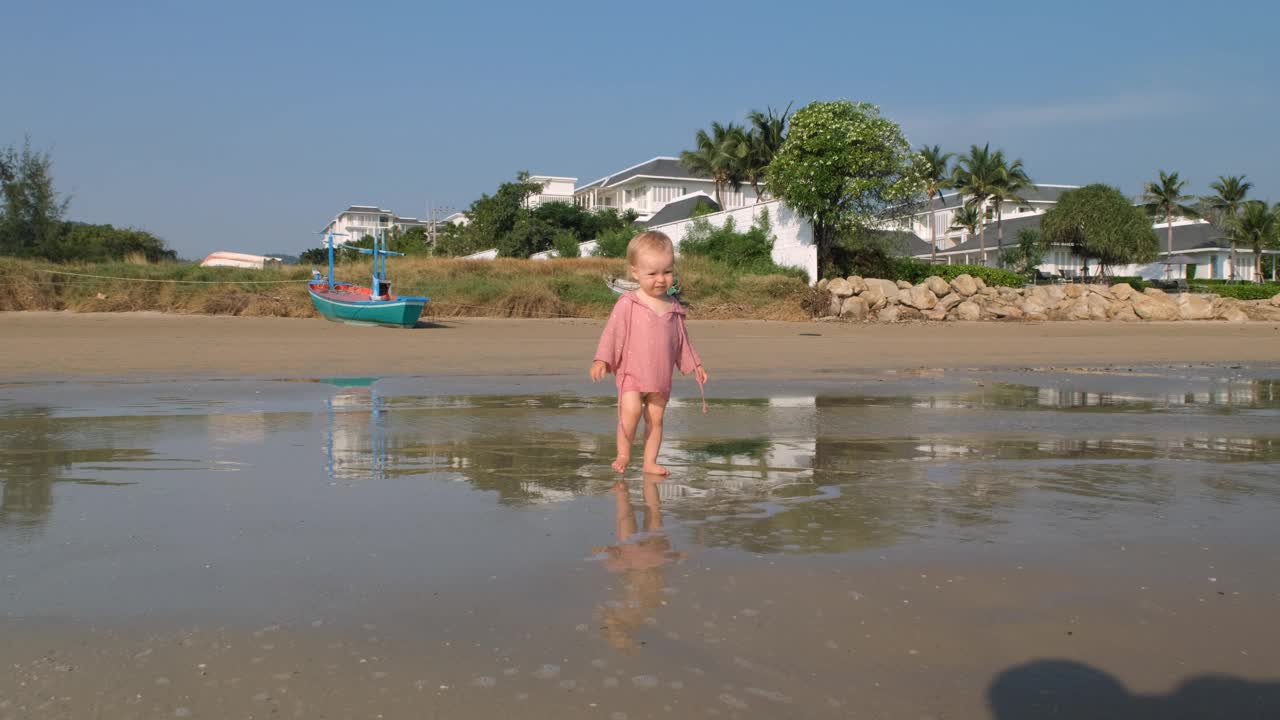 可爱的女婴和妈妈一起探索海滩视频下载