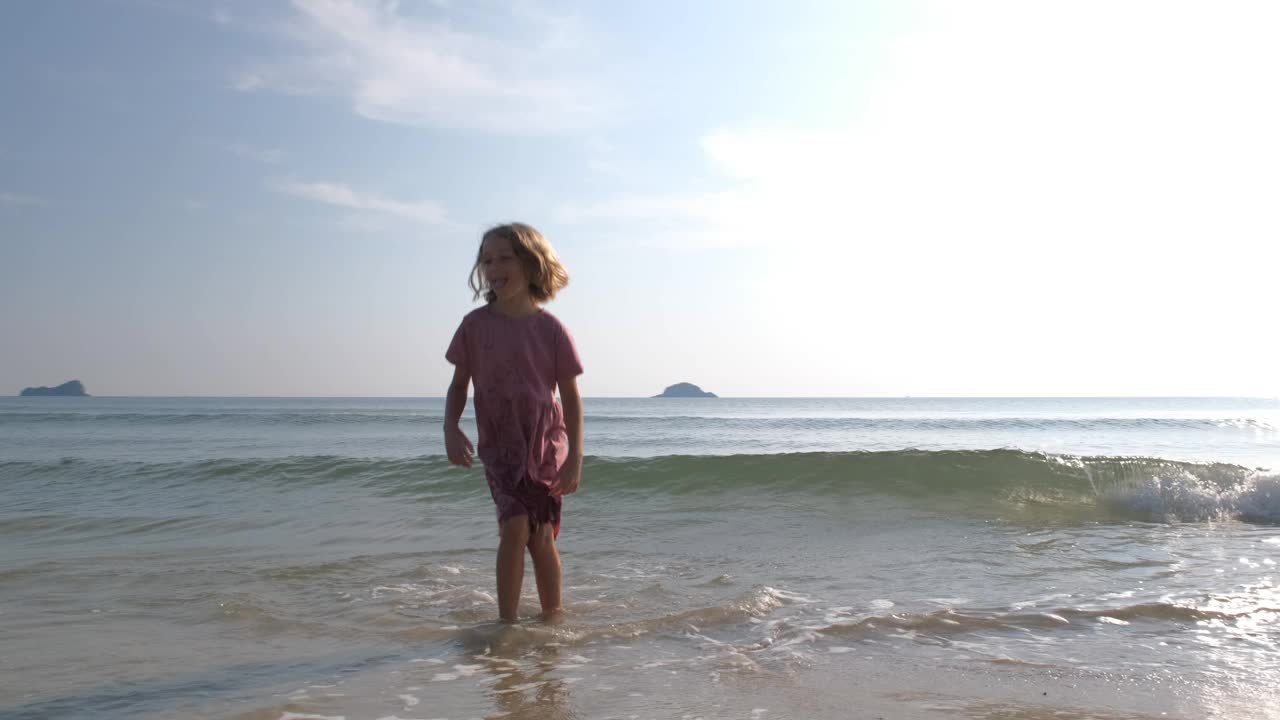 小女孩在海里跳得很开心视频下载