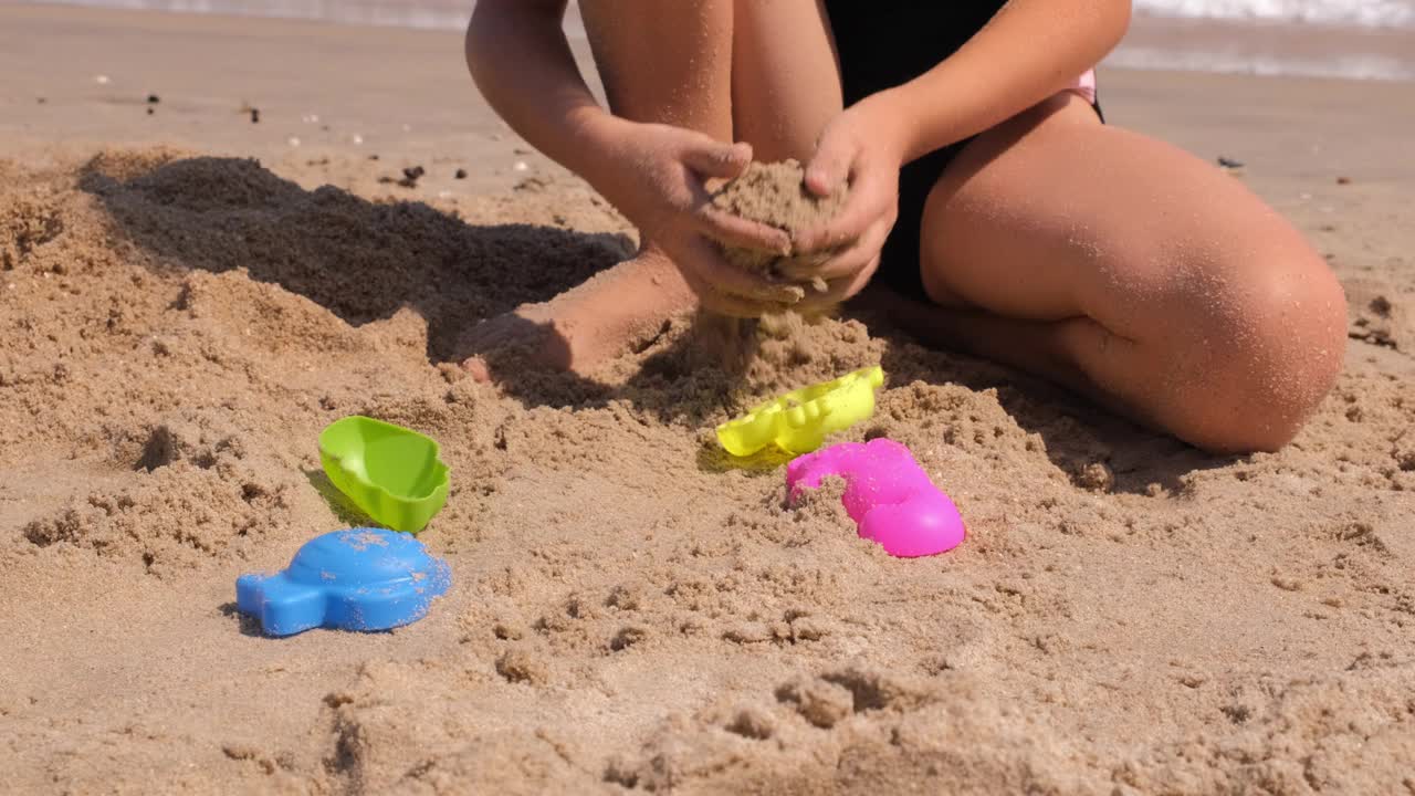小女孩在沙滩上玩沙子上的霉菌视频下载