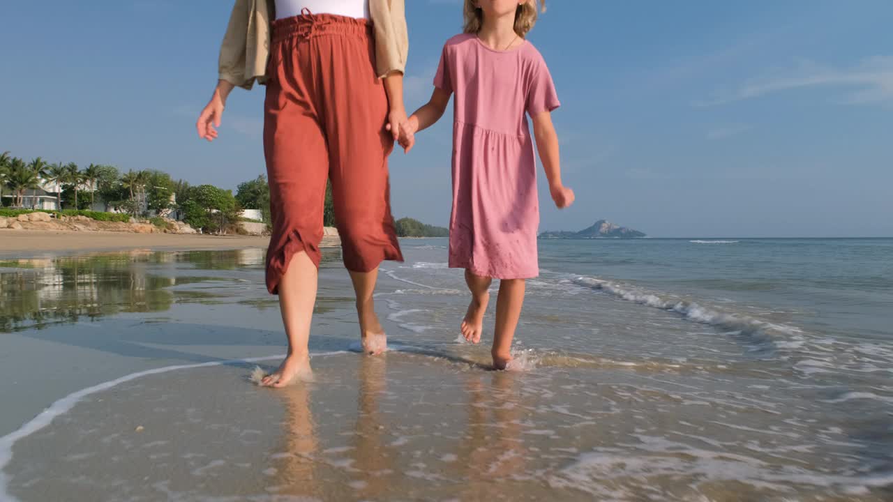小女孩和妈妈沿着海边跑视频下载