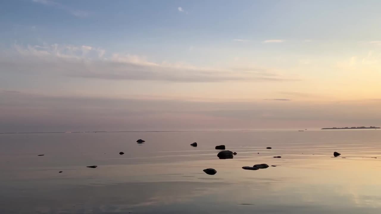 宁静的黄昏风景，湖水，暮色视频下载