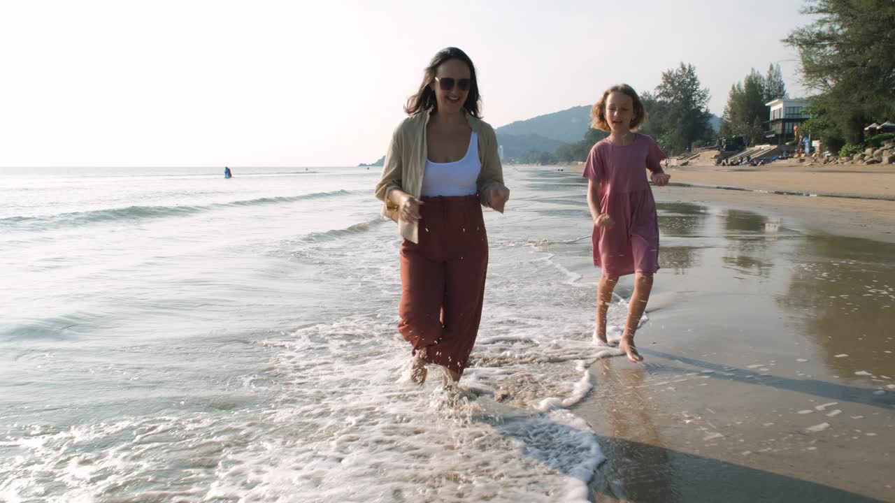 妈妈和女儿在沙滩上玩耍视频下载