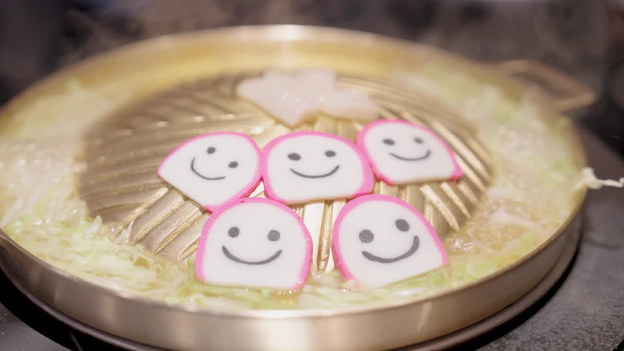 泰国传统烤肉火锅上的笑脸肉球视频下载