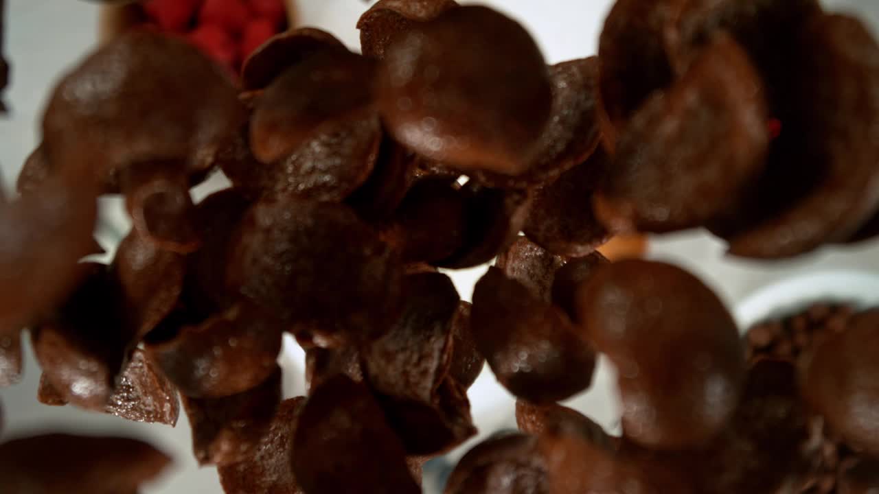 巧克力麦片落入牛奶的超级慢动作视频下载