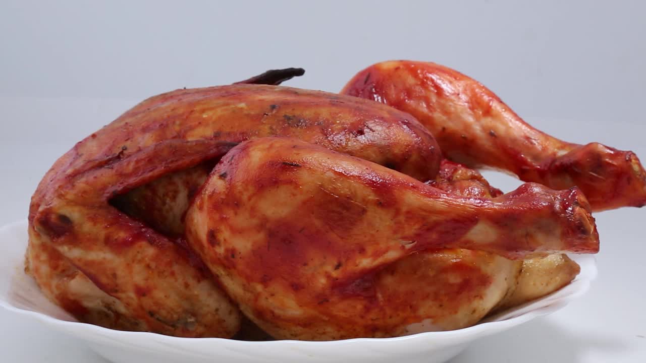 鸡肉煮得很好，美味多汁的火腿从中分离出来。视频下载