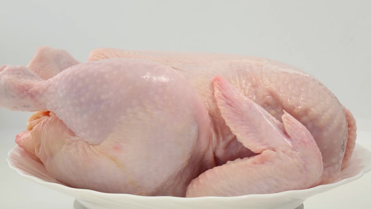 生的新鲜鸡肉正在被烤熟。烹饪鸡肉视频下载