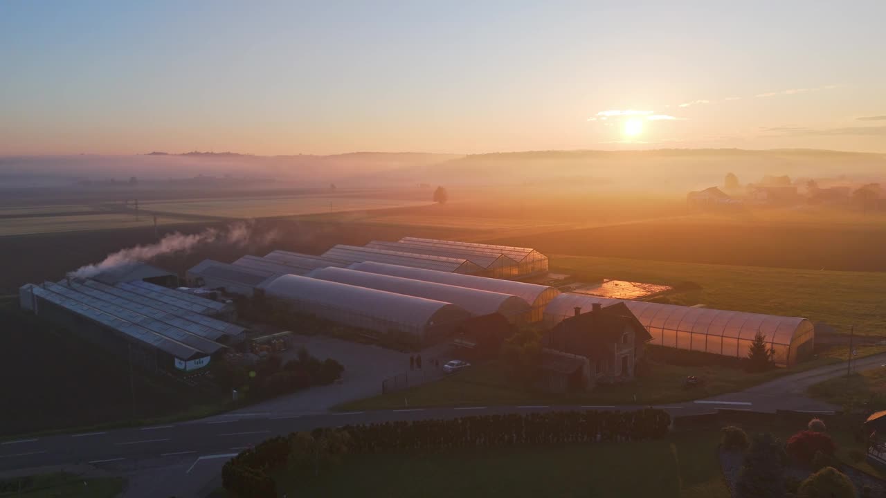 日落时分，无人机拍摄的乡村温室视频下载