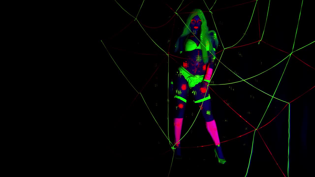 一个年轻女子在紫外线下跳舞的抽象迷幻镜头，4k视频下载