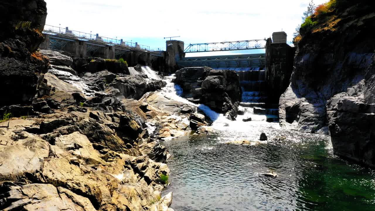 空中:无人机以色利前进党拍摄河水在岩层中流动在阳光明媚的日子-科达伦，爱达荷州视频下载