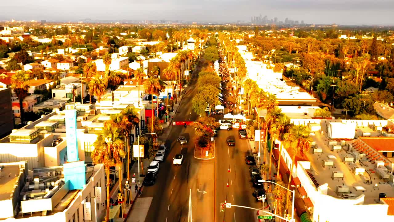 在晴朗的天空下，无人机以色利前进党的住宅城市航拍时景-卡尔弗城，加利福尼亚州视频下载