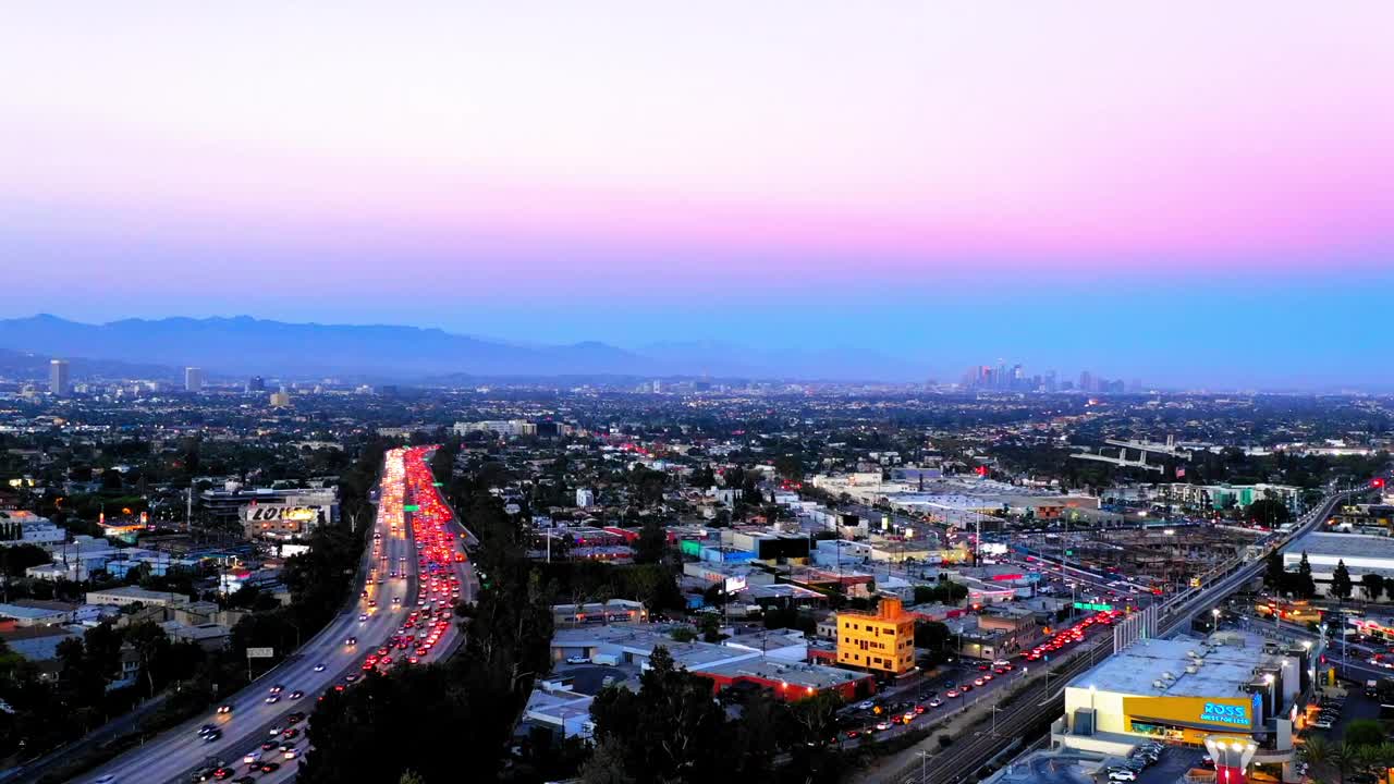 从日落到夜晚，汽车在山区住宅城市中移动的空中以色利前进党延时拍摄-卡尔弗城，加利福尼亚视频下载