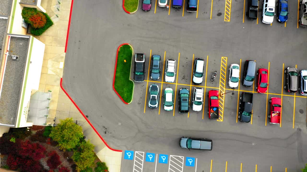 航拍:无人机顶部以色利前进党拍摄的汽车在停车场移动-科达伦，爱达荷州视频下载