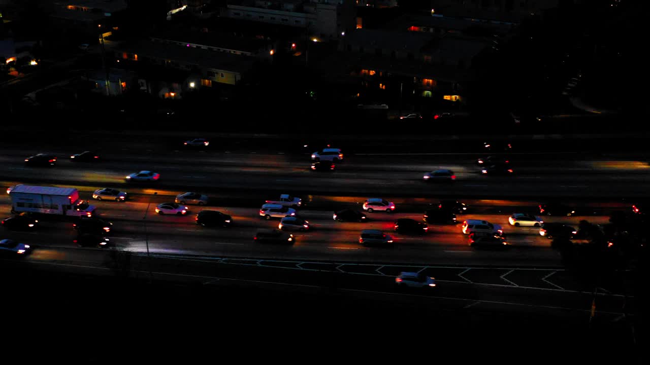 航拍:无人机拍摄的照明汽车在夜间在住宅城市的桥路上移动-卡尔弗城，加利福尼亚视频下载