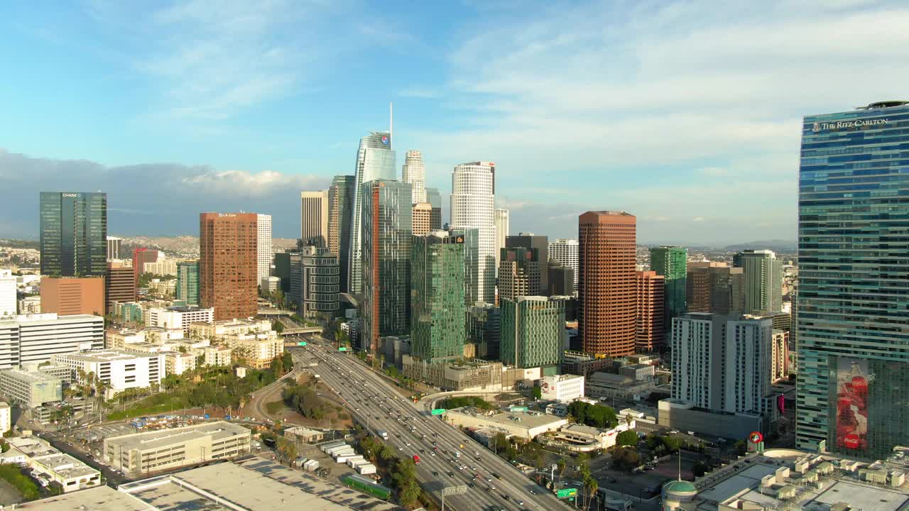 航拍的现代办公大楼在金融区的汽车在道路上移动，无人机在阳光明媚的日子里向后飞行-卡尔弗城，加利福尼亚视频下载