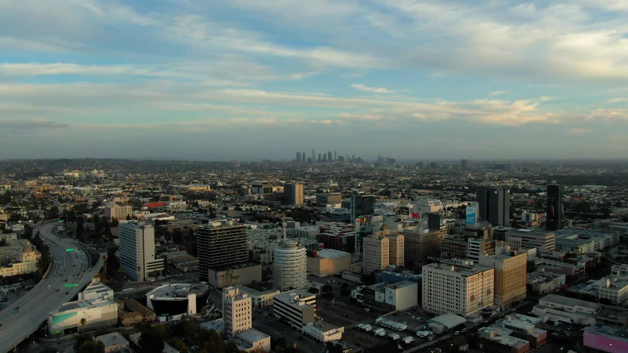 在多云的天空下俯瞰城市现代建筑——卡尔弗城，加利福尼亚视频下载