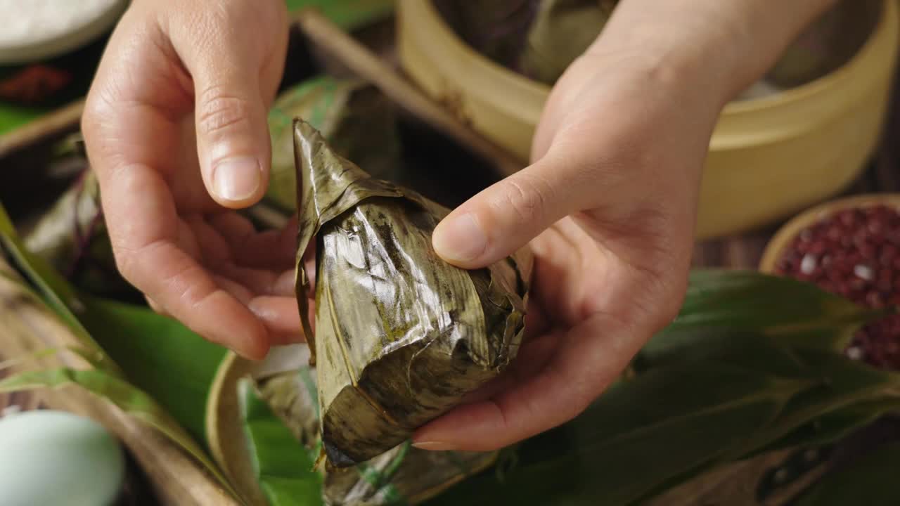 粽子。中国传统的端午节粽子视频下载