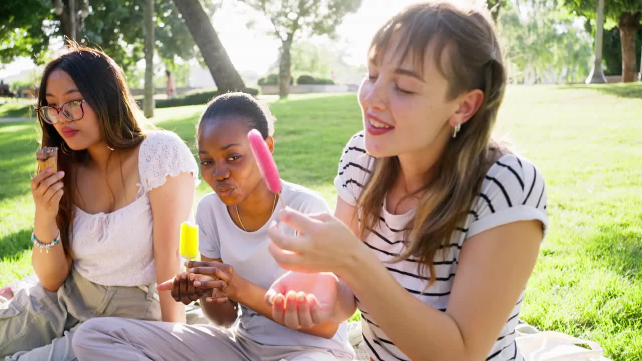 一群多种族的女性朋友在野餐时享用冰淇淋视频下载