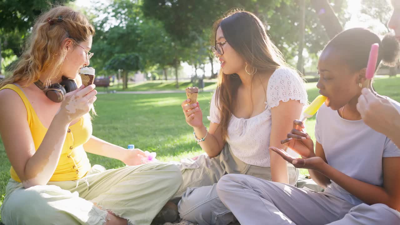 一群多种族的女性朋友在野餐时享用冰淇淋视频下载