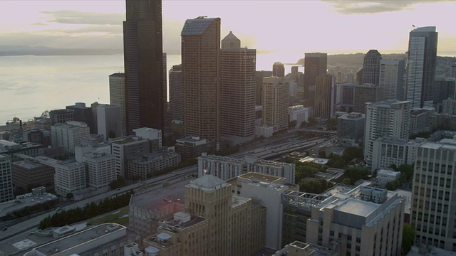 从空中俯瞰西雅图商业和金融中心视频下载