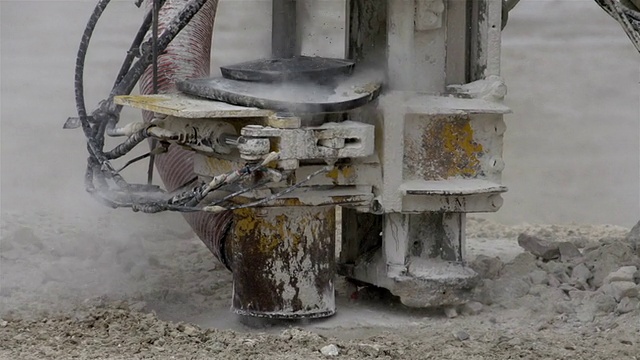 在采矿业上进行岩石钻探视频素材