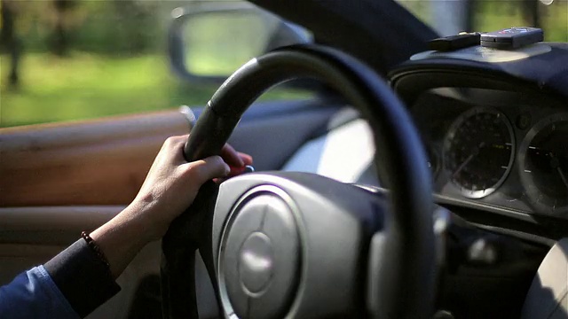 一个女人开着一辆昂贵的带有声速引擎的车视频购买