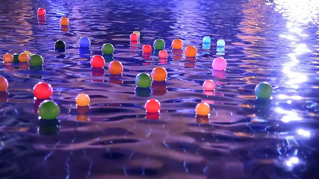 游泳池中漂浮的彩色球视频素材