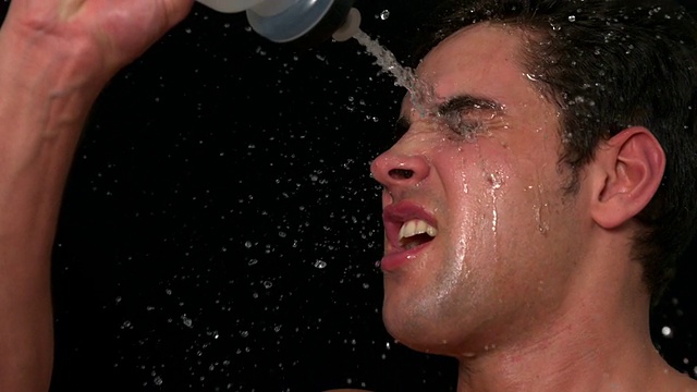 运动员把水倒在他脸上视频素材