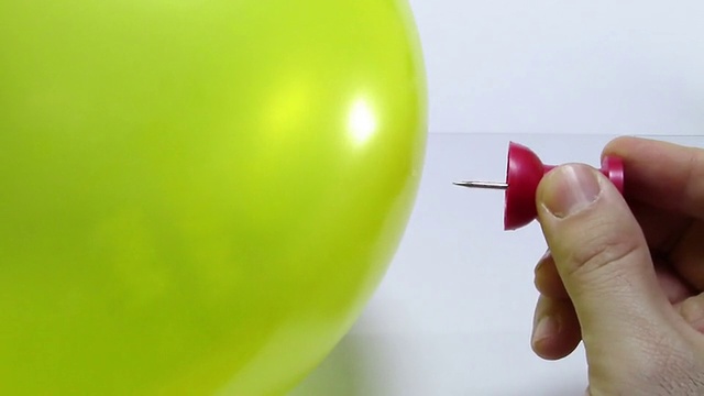 充气的气球会被钉住，然后爆裂，发出响声视频下载