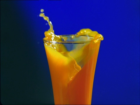 橙子片掉进果汁里视频下载