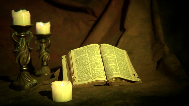 圣经和蜡烛视频素材