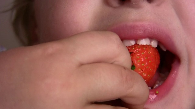 有草莓的孩子视频素材
