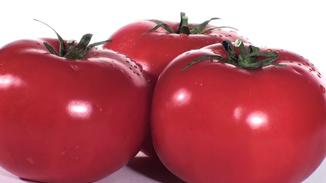 成熟的番茄对白色侧视图缩放-高清视频下载