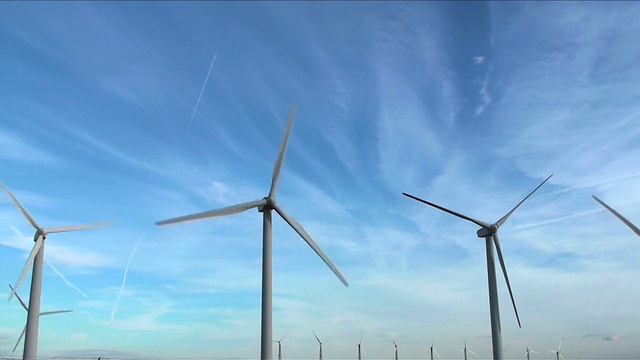 风力涡轮机对抗凉爽的天空- HD视频下载