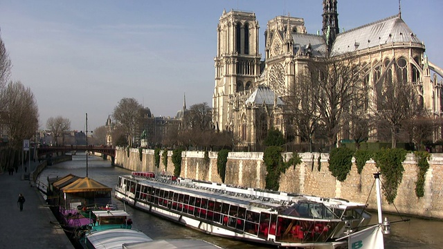 塞纳河上的船，巴黎。视频素材